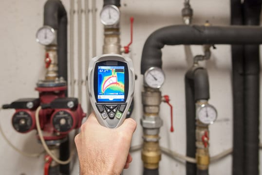Plumber using a thermal imaging camera to inspect pipes in Winter Springs